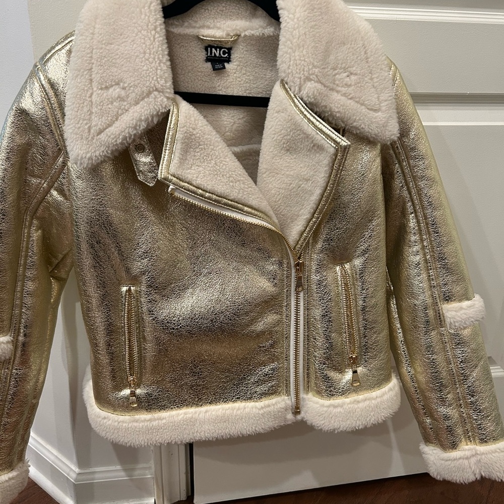Fur lined jacket new without tags ,never worn! Will keep you warm !